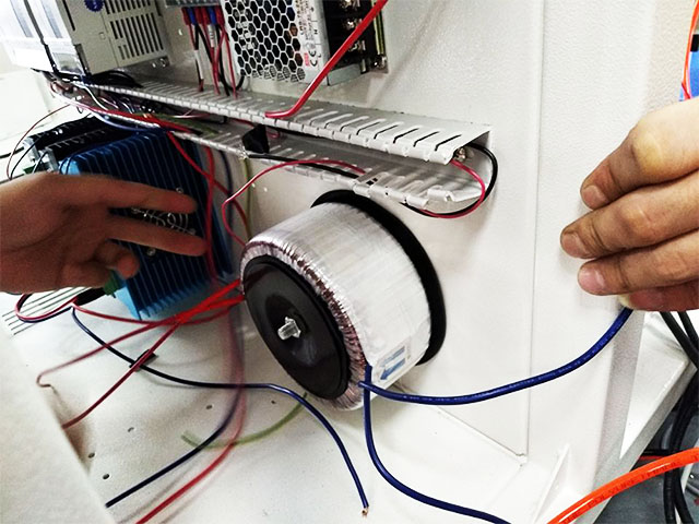 智能包裝機(jī)械設(shè)備安裝使用圣元環(huán)形變壓器